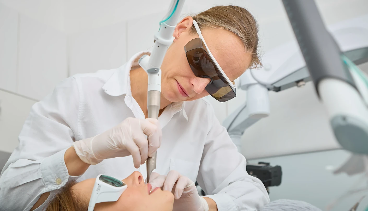Dr. med. univ. Petra Mehandjiev bei einer Laserbehandlung